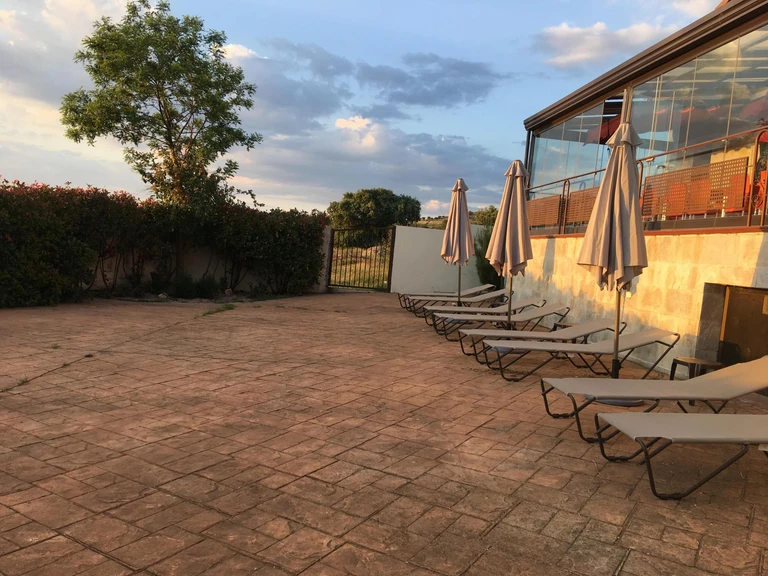 Patio interior con amacas